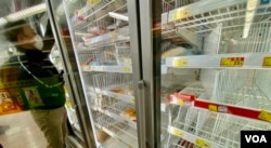 香港特首3月9日上午首次率领高官举行疫情记者会，当日下午市民抢购潮仍然持续，多间超级市场的冷冻食物被抢购一空 (美国之音/汤惠芸)