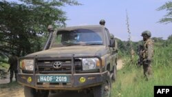 Gari la doria la jeshi la Uganda laonekana wakati wa operesheni ya kuwasaka waasi wa ADF karibu na Semuliki, Disemba 10, 2021. Picha ya AFP 