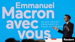 Presiden Prancis Emmanuel Macron mengungkapkan agenda pemerintahannya bila ia terpilih lagi dalam Pilpres mendatang, dalam konferensi pers di Aubervilliers, dekat Paris, Prancis hari Kamis (17/3). 