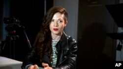 资料照片：为俄罗斯反腐基金会工作的鲍利纳参加节目直播。（2016年3月16日）