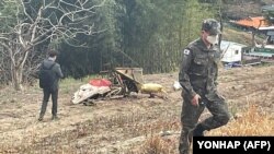 پرسونل نظامی کوریای جنوبی در محلی که دو طیارهٔ نوع KT-1 آن کشور سقوط کرده اند