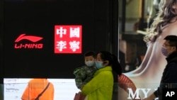 北京一家商场内的李宁专卖店的橱窗。（2022年3月16日）