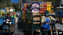 资料照：装满货物的车辆行驶在北京街头。 （2022年9月21日）