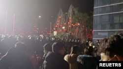 生产抗原检测试剂盒、全自动核酸提取仪等防疫产品的重庆大渡口中元汇吉药厂星期六（1月7日）出现数以百计的员工聚集在厂区游行抗议，一度警方发生冲突。