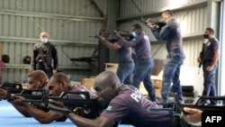 资料照 - 所罗门群岛皇家警察力量发布的照片显示中国警察联络组的警官正在培训当地警察。