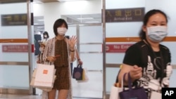 资料照：2020年7月7日，台北松江机场组织模拟外籍旅客到达台北进站的情景，以提高旅客顺利出关的步骤。