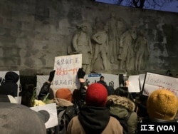 集会现场的标语牌。