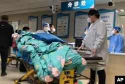 河北保定第二中心医院急诊室因已经满员而无法收住的一名病患。（2022年12月21日）