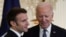 Prezidan Joe Biden pran la pawol pandan yon konferans de pres ak Prezidan Franse Emmanuel Macron, Jedi 1 Desanm, 2022. 