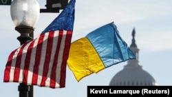 资料照：美国首都宾夕法尼亚大道上飘扬的美国和乌克兰国旗。
