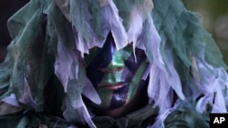 2022 年 11 月 29 日， “尤德·阿比亚斯”（Yudh Abhyas）演习中的一名印度陆军狙击手在丛林巷地形演习中就位。 (美联社照片）