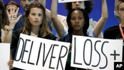 活动人士在2022年11月19日于埃及沙姆沙伊赫举行的第27届联合国气候峰会上鼓励世界领导人维持将升温限制在1.5摄氏度的政策，并为损失和损害提供赔偿。