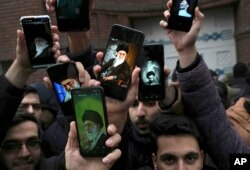 تہران میں فرانسیسی سفارت خانے کے باہر طنزیہ رسالے چارلی ہبڈو میں آیت اللہ علی خامنہ کے کارٹون کی اشاعت کے خلاف مظاہر۔ 11 جنوری 2023