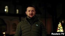 2022年12月24日，乌克兰总统泽连斯基在基辅发表圣诞除夕夜视频讲话。(路透社视频截图)