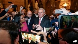 캐빈 매카시 하원 공화당 대표가 5일 기자들에게 질문을 받고 있다.