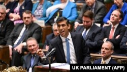 英国首相苏纳克在议会的首相问答时间讲话。（2022年11月23日）
