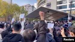 北京清华大学学生手举白纸抗议中国严厉的防疫政策。（2022年11月27日）