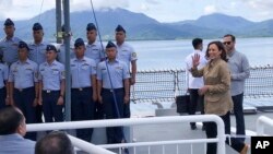 美国副总统卡马拉·哈里斯 2022年11月22日访问菲律宾西部巴拉望省普林塞萨港期间在菲律宾海岸警卫队的大型多功能巡逻舰特瑞沙·马格巴努亚号（BRP Teresa Magbanua ）上挥手致意。(菲律宾海岸警卫队提供)