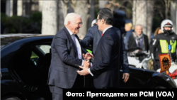 Мојата молба до вас пратениците и до граѓаните е да продолжите напред по патот на пристапниот процес, не скршнувајте на последните метри, рече германскиот претседател на средбата со Пендаровски