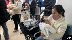 北京儿童医院里候诊的病孩和排队的市民。（2022年12月14日）