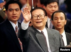 资料照：江泽民1997年6月30日抵达香港时向人群挥手致意。