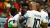 Le capitaine des Black Stars du Ghana Andre Ayew félicite Mohammed Kudus, auteur de deux buts contre la Corée du Sud le 28 novembre 2022 lors de la Coupe du monde au Qatar.