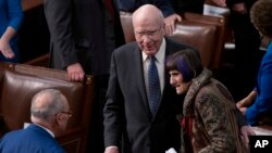 在等待乌克兰总统弗拉基米尔·泽连斯基抵达国会演说时，参议院多数党领袖查克·舒默与参议院拨款委员会主席帕特里克·莱希和众议院拨款委员会主席罗萨·德劳洛交谈。(2022年12月21日)