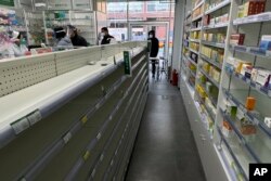 北京一家药店空荡荡的货架。（2022年12月13日）