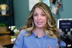 资料照片：科罗拉多州网页设计师洛里·史密斯(Lorie Smith)。