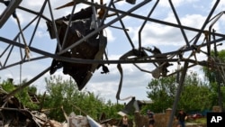 乌克兰斯拉夫扬斯克的民众在整理被战火炸毁的一座建筑废墟。（2022年6月1日）