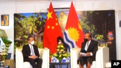 2022年5月27日，中国外长王毅会晤访问基里巴斯，会晤基里巴斯总统兼外交部长特柰提·马茂。-新华社照片