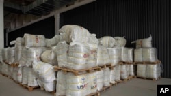 Допомога Україні в рамках Світової продовольчої програми, яка зберігається у сховищі у Львові. Фото зроблене 30 березня. AP/Наріман Ел Мофті