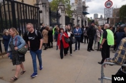 哀悼者瞻仰女王灵柩后纷纷从出口离开西敏厅(威斯敏斯特大厅) (美国之音/郑乐捷)