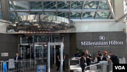 تدابیر امنیتی و ابزار بازرسی بدنی و چمدان‌ها  در ورودی هتل «میلینیوم هیلتون»