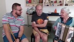 Шан Филипс и Паул Шервут од Велика Британија, одлично свират и пеат македонски традиционални песни