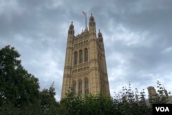 当悼念者离开西敏厅(威斯敏斯特大厅)后见到的景像 (美国之音/郑乐捷)
