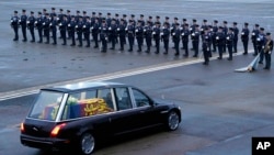 Roja e nderit ul flamurin përpara arkivolit të mbretëreshës (Londër, 13 shtator 2022)