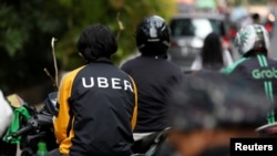 雅加达，一位摩托出租车司机正在等待乘客。（2017年9月20日）