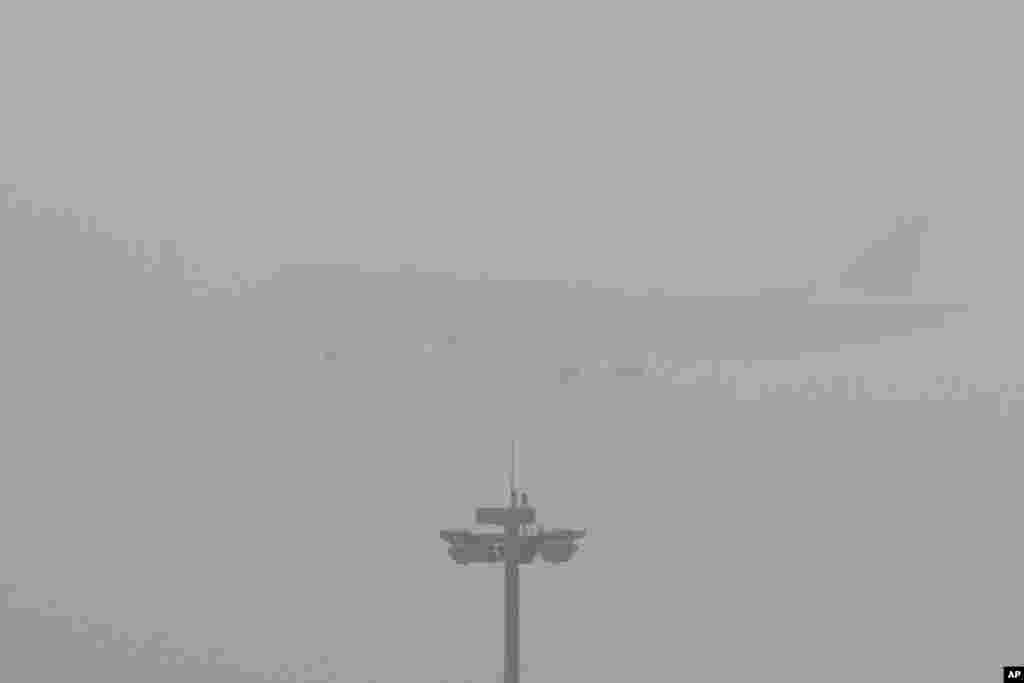 យន្តហោះ​ដឹក​អ្នក​ដំណើរជើង​ហោះហើរ​ Air China ត្រៀម​ចុះ​ចត​នៅ​ព្រលាន​យន្តហោះ​អន្តរជាតិ​ក្រុង​ប៉េកាំង​ដោយ​ឆ្លង​អព្ទ​យ៉ាង​ក្រាស់​ឃ្មឹក។&nbsp;