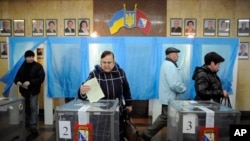우크라이나 크림자치공화국에서 16일 러시아로의 귀속 여부를 묻는 주민투표를 실시한 가운데, 세바스토폴 투표소에서 유권자들이 투표하고 있다.