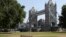 Yon gason pran soley bo kote pon ki rele Tower Bridge la nan vil Lond, Madi 19 Jiye, 2022. 