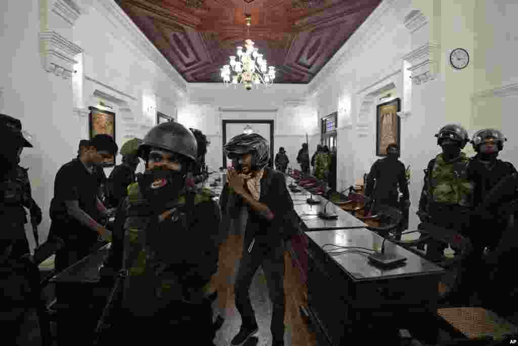 Ushtarët e Sri Lankës mundohen të pengojnë futjen e protestuesve në zyren e kryeministrit në Kolombo, më 12 korrik 2022.