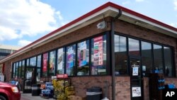 Machin estasyone devan stasyon gazoline Speedway la nan vil Des Plaines, eta Ilinwa kote yo vann biye ki genyen lotri Mega Millions la, Samdi 20 Jiye, 2022. 