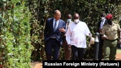 Rais wa Uganda Yoweri Museveni (kulia, amebeba kofia) akiwa na waziri wa mambo ya nje wa Russia Sergei Lavrov katika ikulu ya rais ya Entebbe, Uganda. July 26, 2022. PICHA: Ofisi ya rais wa Uganda