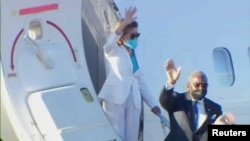 美国会众议院议长佩洛西在台北松山机场挥手告别。（2022年8月3日）