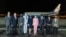 낸시 펠로시(오른쪽 네번째) 하원의장을 비롯한 미 의회 대표단이 2일 타이완 타이베이 쑹산공항 도착 직후 기념촬영하고 있다.