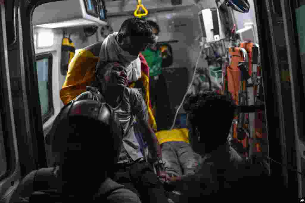 Një protestues brenda një ambulance, i plagosur gjatë përleshjeve me policinë para parlamentit, në Kolombo më 13 korrik 2022.