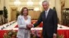 Nan foto sa a ke Ministe Kominikasyon ak Enfomasyon Sengapour la pataje ak lapres, Lide La Chanm Nancy Pelosi, a goch, poze pou yon foto ak Premye Minis Lee Hsien Loong nan Pale Prezidansyel la nan Sengapour, Lendi 1 Out, 2022. 