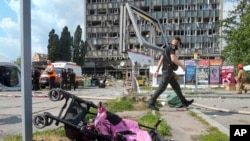 乌克兰文尼察市遭到俄罗斯导弹攻击后的儿童推车（2022年7月14日）