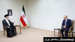 دیدار ولادیمیر پوتین، رئیس جمهوری روسیه، و علی خامنه‌ای، رهبر حکومت ایران. (آرشیو)